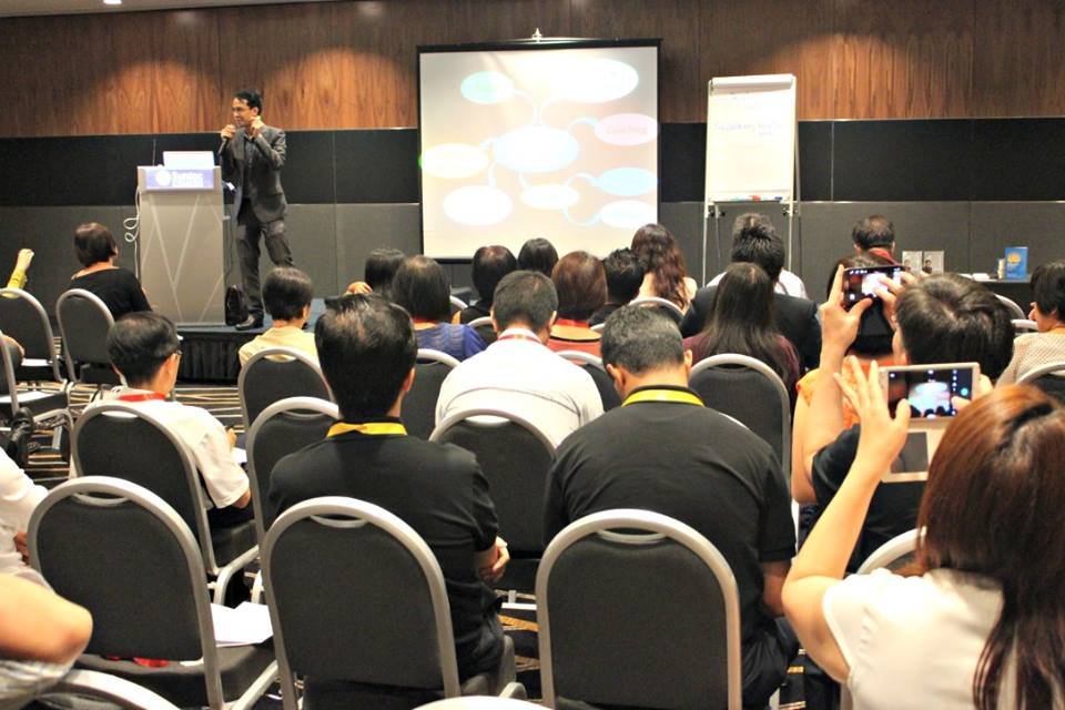 Kenneth Kwan speaking in Fuji Xerox event